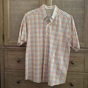 Men’s Cutter & Buck casual short sleeve button down shirt.